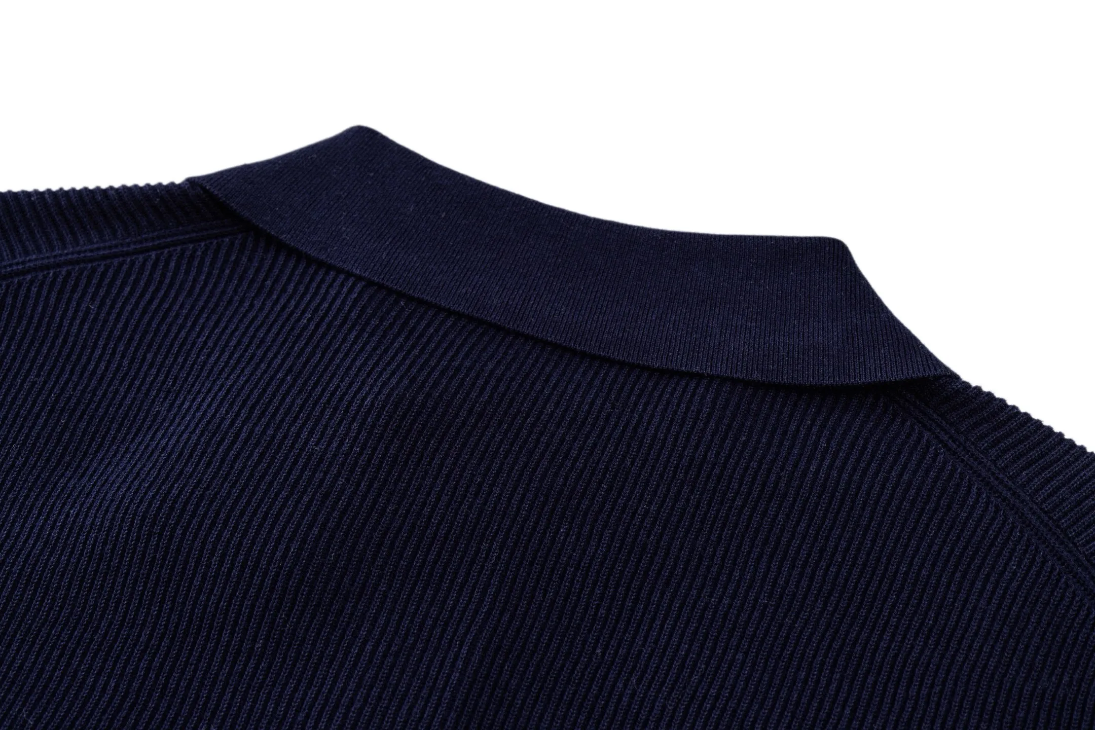 Brunello Cucinelli Solid Color Lapel Knitted Polo Shirt (Blue) The fabric is made of selected high-count fine knitted yarn. It feels soft and smooth, and the breathable pores are evenly distributed. It is not easy to get sweaty and sticky when worn for a long time in midsummer. It has a comfortable body feeling and high-end visual texture. The Classic small lapel style is neat and regular, and will not collapse or deform. The placket is embellished with three textured buttons of the same color. It is minimalist and has no redundant prints or logos. It perfectly fits the core of restrained and restrained old-money style. It is unobtrusive but full of exquisite details. The deep Navy Blue color is calm and Versatile, regardless of skin color or age. The whole dress has a balanced cut, the shoulder line is smooth and accommodates various body shapes, taking into account both body modification and freedom of daily activities. There is no exaggerated design, relying on fabrics and craftsmanship to win. The overall line is straight and delicate, the fabric is comfortable and soft, and the color is consistent without color difference. It can be matched with Same Style to create a fashionable look and control various occasions. Customized accessories, complete three standards, Same Style for men and women. Size:46-48-50-52-54